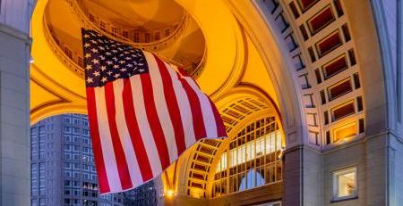 波士顿港酒店圆形大厅的美国国旗